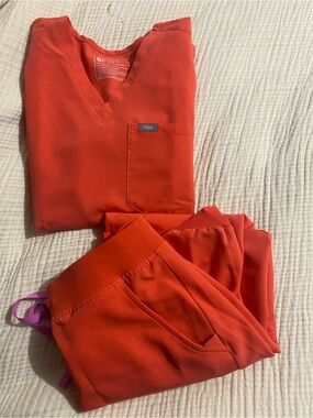 FIGS Women's V-Neck Scrub Top & Jogger Set in fireside